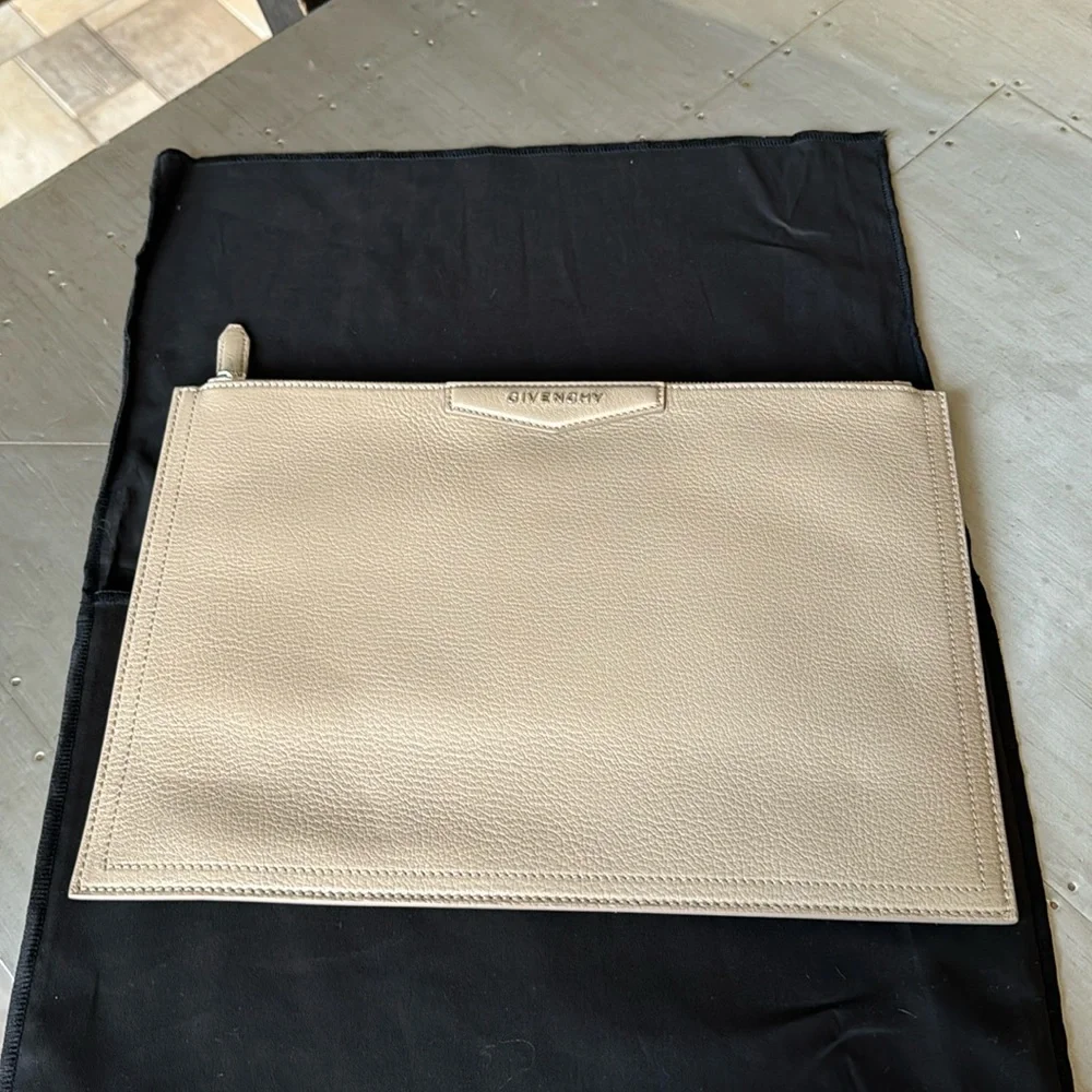 Givenchy Antigona envelope clutch bag pebbled pouch goat taupe bag dune 13.5x9